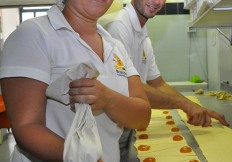 lavorazione_pasticceria_farcitura